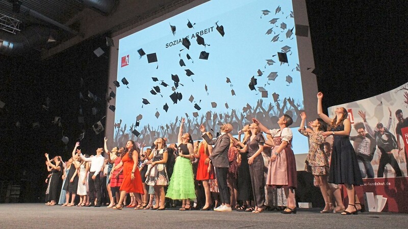 Drei, zwei, eins, Hutwurf: Rund 900 Absolventen schlossen ihr Studium in den vergangenen zwei Semestern an der Hochschule Landshut ab.