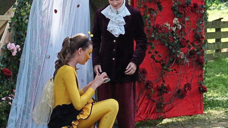 Die Biene Maja (Katharina Höfler) trifft auf den gastfreundlichen Rosenkäfer Peppi.