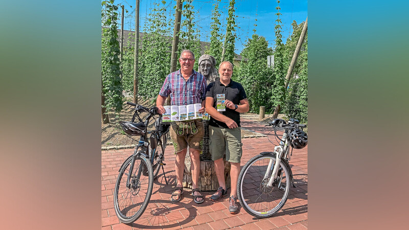 Die Mainburger Stadtführer Franz Peter (links) und Christian Heinzinger bieten geführte Radtouren an und stellen ihren neuen Flyer vor.