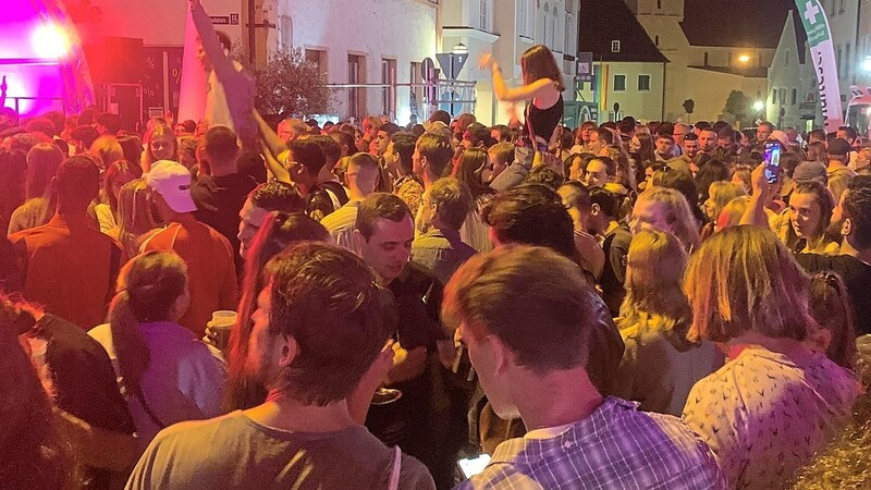 Menschenmassen drängten sich am Stadtplatz vor dem Rathaus, wo DJ Florian Weiss weiß, wie er sein überwiegend junges Partyvolk bei Laune halten konnte. Die Stimmung war prächtig, ein Durchkommen kaum mehr möglich.