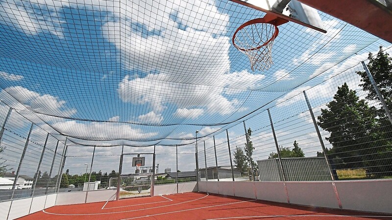 Der neue Multifunktionscourt, ein Allwetterplatz mit Fußballtoren und Basketballkörben und einem Ballfangnetz.