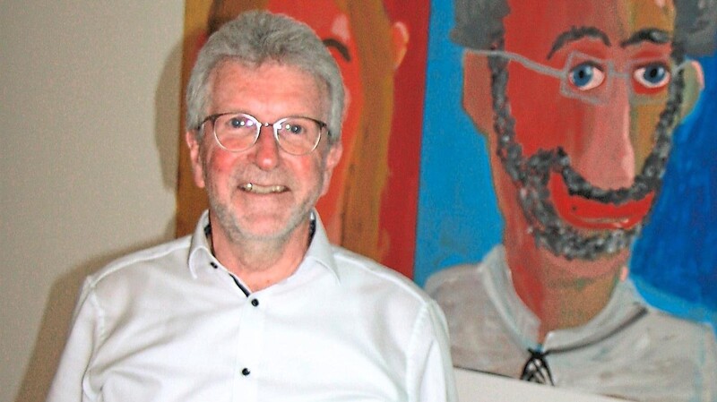 Josef Messerer neben seinem von Schülern gemalten Porträt: Nach 41 Jahren im Schuldienst geht er Ende des Schuljahres in den Ruhestand.