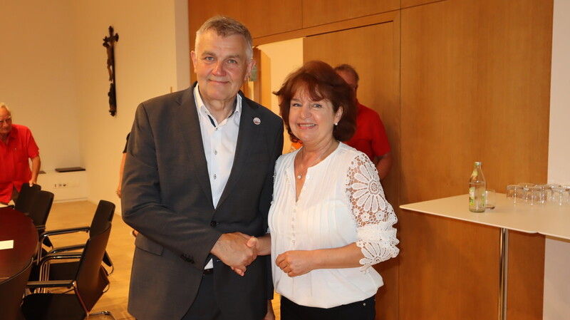 Aufsichtsratsvorsitzender Josef Dollinger begrüßt die frisch gewählte Aufsichtsrätin Gerda Fischer.