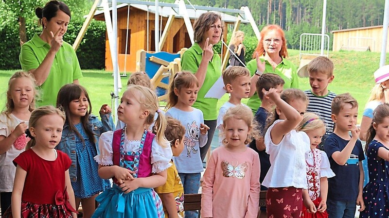 Im Gottesdienst sangen die Buben und Mädchen "Gottes guter Segen". Die Erzieherinnen des Zandter Kinderhauses kümmern sich um vier Kindergartengruppen und zwei Krippengruppen.