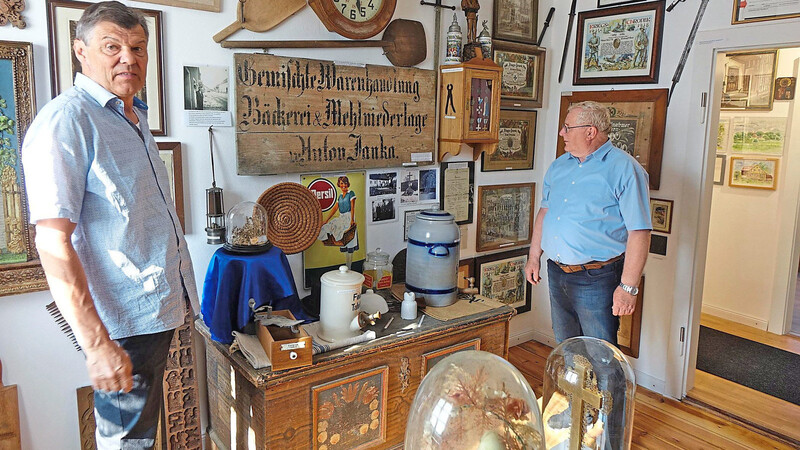Peter Lampl (l.) und Hans Vogl präsentieren die vielen Unikate im neuen Heimatmuseum.