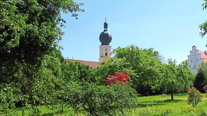 Schon fast wie ein kleiner Park wirkt der 5000 Quadratmeter große Garten von Familie Brandl in Sallach.