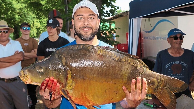 Fischerkönig Tarik Sengüloglu mit seinem fast 13 Kilogramm schweren Sieger-Karpfen.