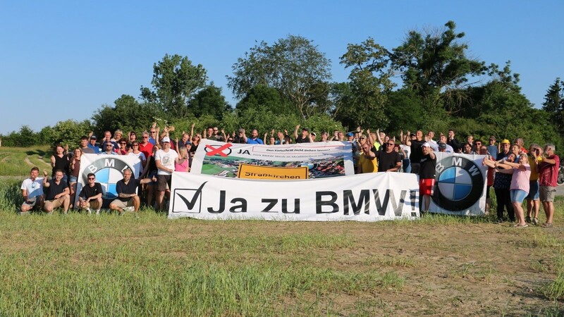 Zahlreiche Straßkirchener und Irlbacher Bürger setzen sich für das BMW-Werk ein. Das brachten sie mit mehreren Bannern zum Ausdruck.