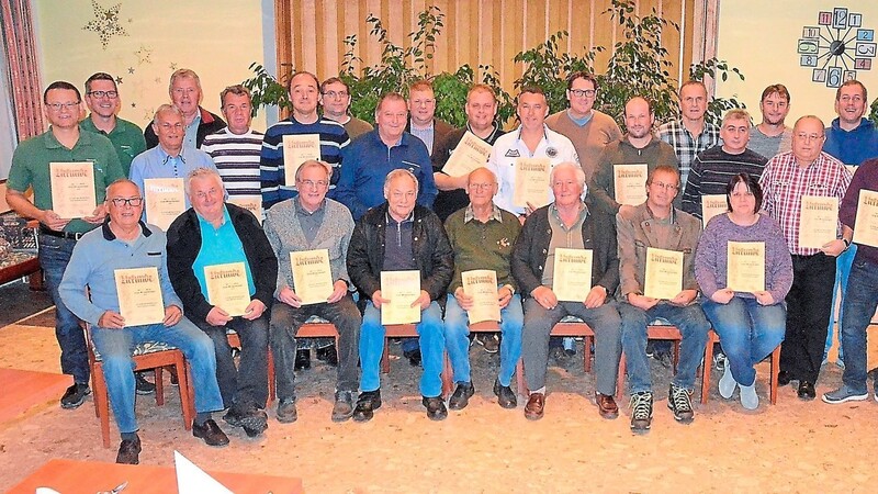 Unser Bild zeigt die geehrten Mitglieder des Fischereivereins Sünching.
