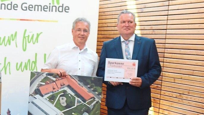Eine Luftaufnahme des Kinderhauses und 500 Euro für das Kinderhaus überreichte Bernhard Preischl vom Ing.-Büro Brandl & Preischl aus Cham an den Bürgermeister.