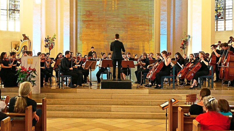 Wer Mitglied bei der Philharmonie Weihenstephan ist, hat das Orchesterspiel für sich zur Leidenschaft erklärt. Das war dem Auftritt zum einjährigen Bestehen anzumerken.