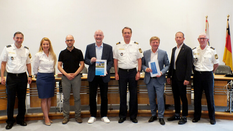 Polizeipräsident Manfred Jahn (Fünfter von links) überreichte den Sicherheitsbericht 2022 an Landshuts Oberbürgermeister Alexand