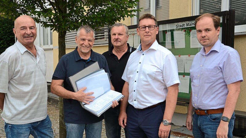 Artur Schmid, Robin Bauer und Reinhard Buchcik reichten die Unterschriftenlisten im Rathaus bei Bürgermeister Helmut Fichtner und Geschäftsleiter Karl Raster (v. l.) ein.
