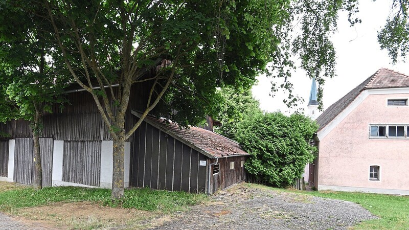 Der Pfarrstadel in Seyboldsdorf (links) soll nicht nur den künftigen Dorfladen beherbergen, sondern auch teilweise saniert werden.
