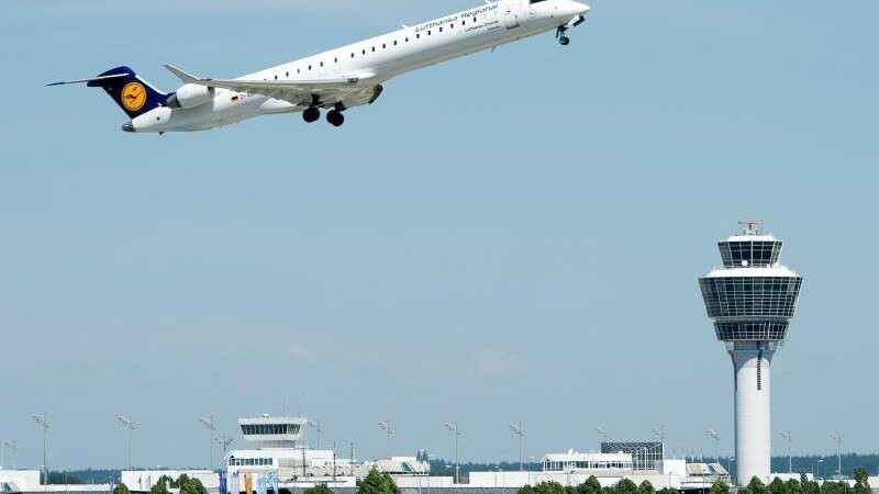 Ein Flugzeug startet vom Flughafen in München.