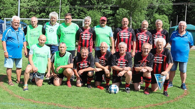 Die Mannschaften FC Altrandsberg (rot) und SV Bad Füssing (grün) vor dem Anstoß, rechts 1. Vorstand Peter Maier und links Abteilungsleiter und Schiedsrichter Heinz Wieser.