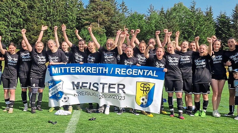 Die Damen der SG Mitterkreith/Regental freuen sich über die Meisterschaft und die Rückkehr in die Bezirksliga.