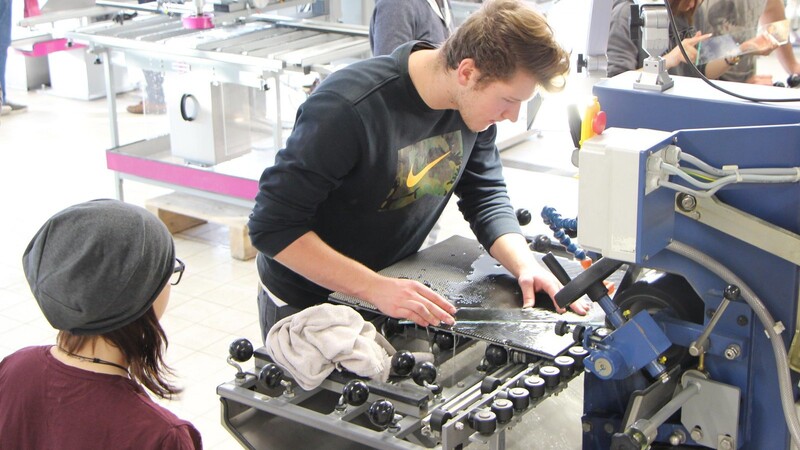 Die Glasfachschule Zwiesel bietet Ausbildungen in Handwerk, Design und Technik an.