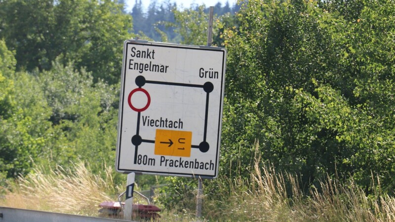 Auch Behörden machen Fehler: "Sankt Engelmar" steht fälschlicherweise auf diesem Umleitungsschild bei Viechtach.