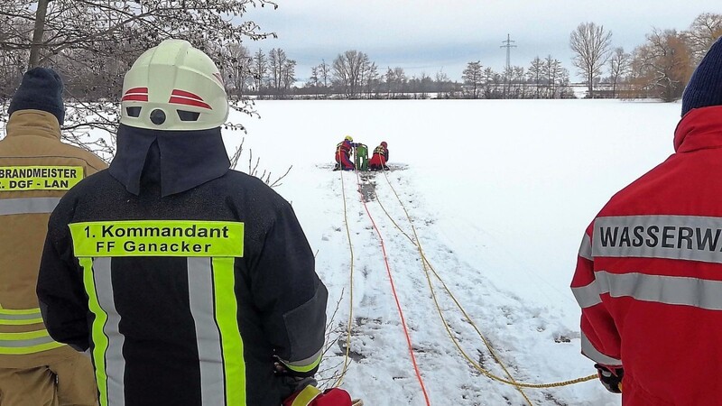 Die Wasserwacht und die FF Ganacker übten die Rettung einer ins Eis eingebrochenen Person.