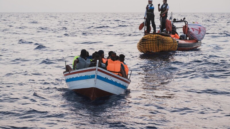 SOS Méditerranée rettet im Juli 2021 rund 40 Menschen vor der maltesischen Küste aus Seenot. Bilder wie diese sind für Hilfsorganisationen im Mittelmeer Alltag.