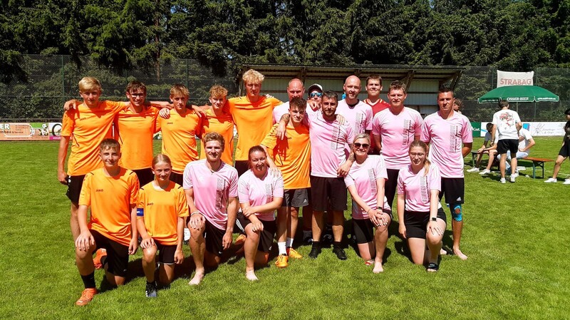 Nach zwei Spieltagen bei über 30 Grad setzte sich im Finale "AS Sozial" (orange) mit 3:0 gegen "Fuhrunternehmen Dengscherz" (rosa) durch.
