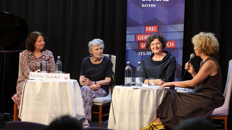 Ruth Müller (v. l.) , Generalsekretärin SPD Bayern, Christa Meier und Julia Weigl-Wagner, Autorin der Biografie, sowie Moderatorin Petra Stikel.