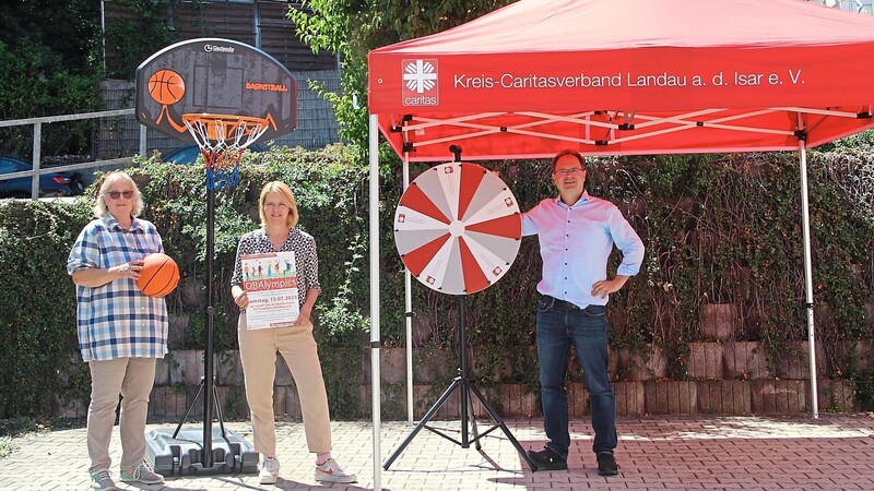 Silke Bols (v.l.) und Monika Brader von der OBA sowie Geschäftsführender Vorsitzender der Caritas, Martin Hohenberger, freuen sich auf die achten OBAlympics. Das Fest wurde 2014 zum ersten Mal veranstaltet, musste jedoch coronabedingt zwei Mal ausfallen.