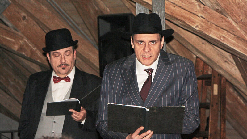Roland Kalweit und Danny Richter (v.l.) spielen im Salzstadel in der Stadtbibliothek "Die Tür mit den sieben Schlössern" von Edgar Wallace.
