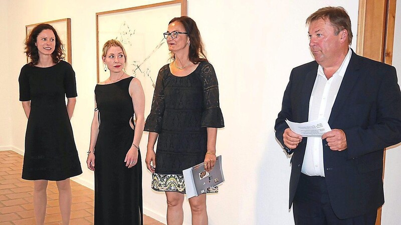 Zweiter Bürgermeister Walter Dendorfer ist stolz auf die Galerie im Cordonhaus, dass sie die Stadt überregional bekannt mache als Kunststandort. Laudatorin Nadine Seligmann, Künstlerin Nina Märkl und Galerieleiterin Anjalie Chaubal sehen dies genauso.