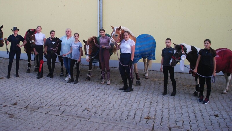Reitlehrerin Alexandra Schreiber mit den Turnierteilnehmern, deren Pferden sowie den Betreuern.