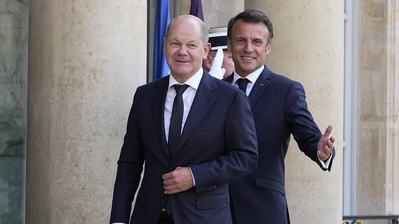 So einmütig wie hier Mitte Juni beim Ukraine-Gipfel in Paris zeigen sich Olaf Scholz (l.) und Emmanuel Macron zuletzt nicht immer.