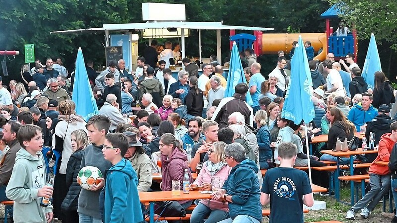Kürzlich haben zahlreiche Bürger der Gemeinde Tiefenbach die Sommersonnenwende gefeiert. Der TSV hatte zu einer gemeinsamen Feier auf dem Sportplatzgelände eingeladen.