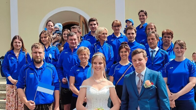 Mitglieder des SV Rittsteig gratulierten dem jungen Paar Franziska und Stefan zur Hochzeit.