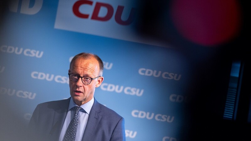 "Eine andere Flüchtlingspolitik würde dazu führen, dass auch die Umfragewerte der AfD wieder sinken", sagt der CDU-Vorsitzende Friedrich Merz.
