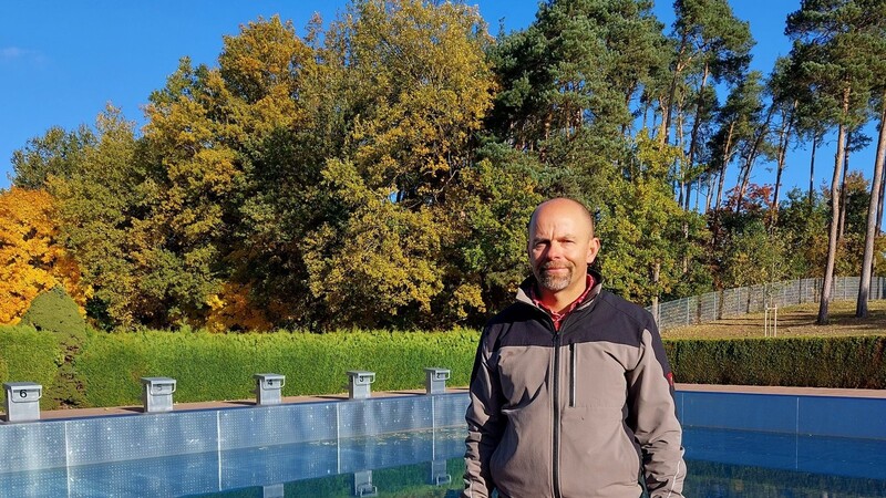 Schwimmmeister Andreas Hanka freut sich auf die Freibadsaison 2023 - dafür muss aber erst einmal das Wasser aus den Becken.