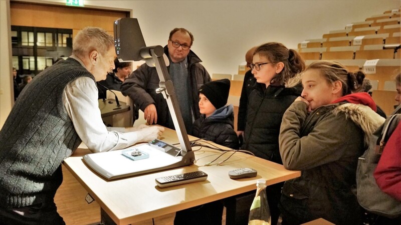 Prof. Geigenfeind zeigte den neugierigen Besuchern, was mit dem Mikroskop alles zu sehen ist.