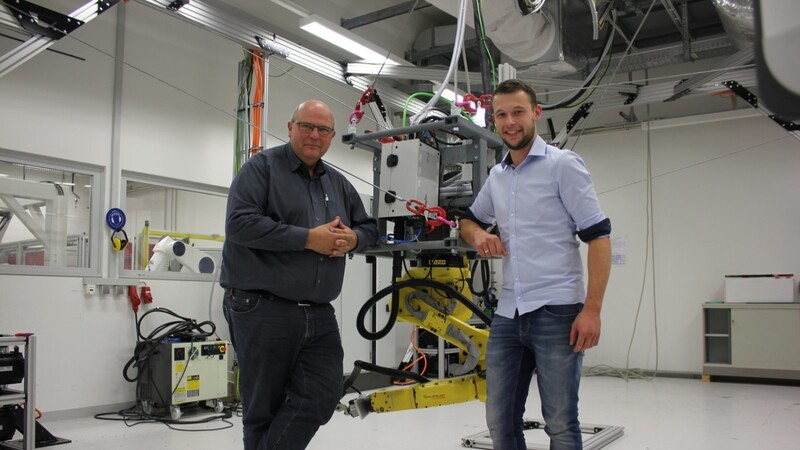 Dr. Peter Firsching und Christian Reil zeigen den neuentwickelten Seilzugroboter.