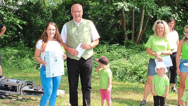 Landrat Franz Löffler überreicht an Leiterin Simone Höcherl die Urkunde "Naturpark-Kita" und gratuliert zur Ernennung.