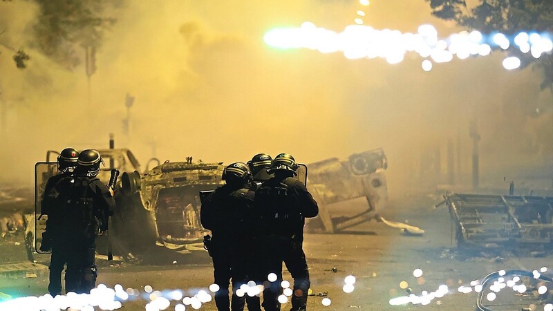 Polizisten patrouillieren in den Straßen von Paris. Auch Tage nach dem tödlichen Schuss auf Nahel kommt es zu Krawallen in Frankreich und den französischen Überseegebieten.  Foto: Aurelien Morissard/AP/dpa