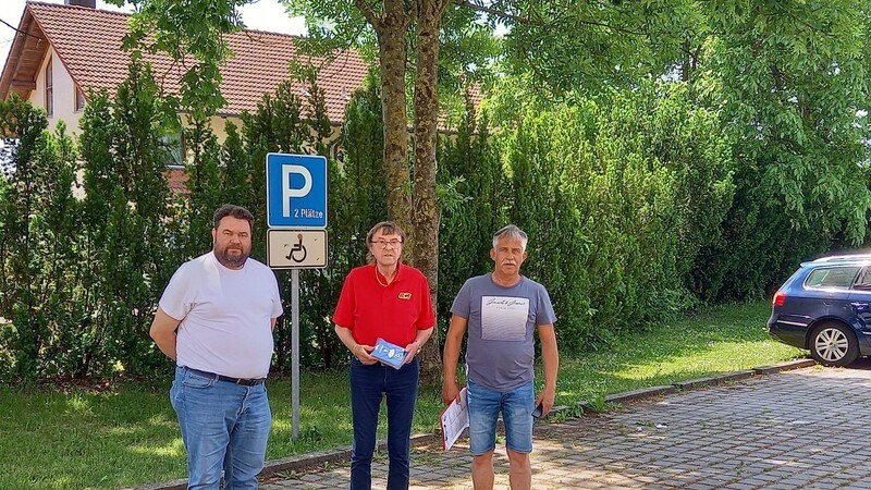 Martin Rapke, Kurt Schmeiser und Robert Fuchs (v.l.) vom ACE-Kreisvorstand Landshut/Erding bei ihren P+R-Checks in der Region. Hier: die Behindertenparkplätze am Bahnhof in Wörth.