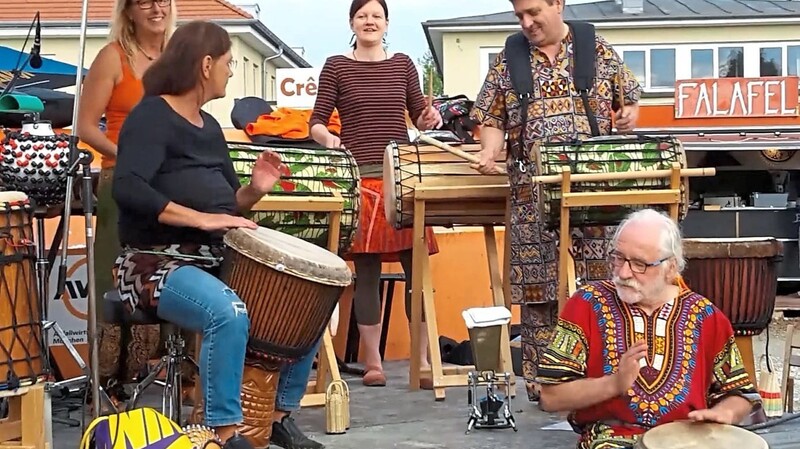 Afrika zum Anhören gibt es dank der afrikanischen Trommelgruppe Pamoja, geleitet von Joseph Mulume.