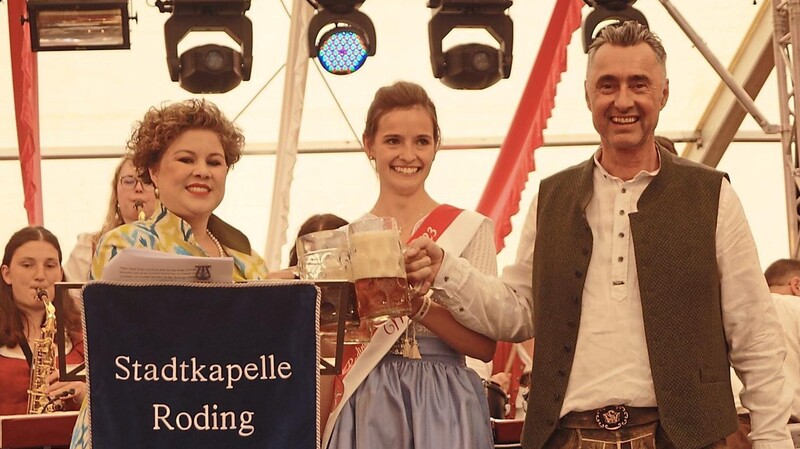 Bürgermeisterin Alexandra Riedl, Volksfestkönigin Miriam Weiß und Festwirt Matthias Strauß stoßen auf ein erfolgreiches 68. Rodinger Volksfest an.