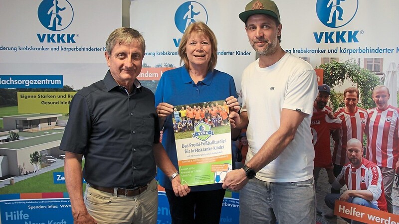 VKKK-Vorsitzende Günthner Lindner (v.l.) und Irmgard Scherübl stellten mit dem sportlichen Leiter für "Kicken für Kids", Markus Liebezeit, das Programm des Jubiläumsturnier vor.