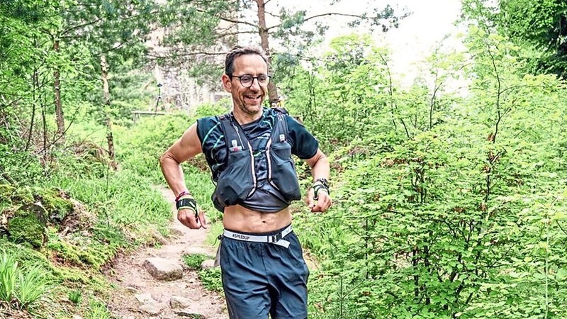 IM LAUFSCHRITT: Bei den Anstiegen der Ultratrail-Rennen geht Hans Grundner, auf den ebenen Flächen und bergab joggt er - stehen bleibt er nie.