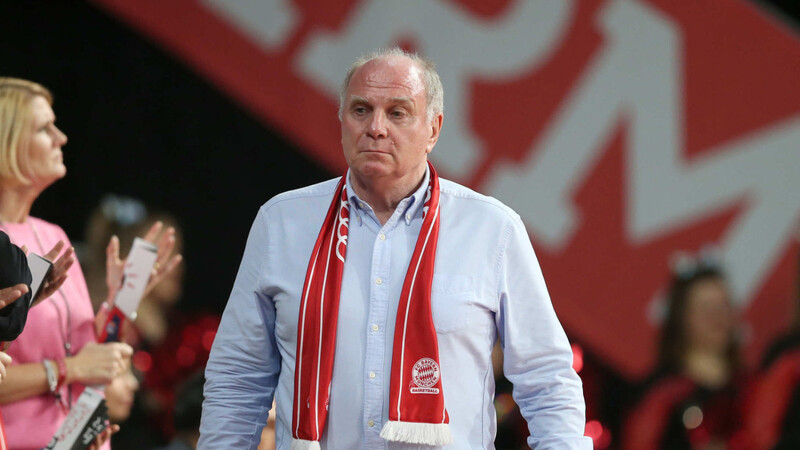Präsident Uli Hoeneß wird sich zur DFB-Ausbootung seiner drei Stars äußern - allerdings erst nach den wichtigen Spielen des FC Bayern. (Archivbild)