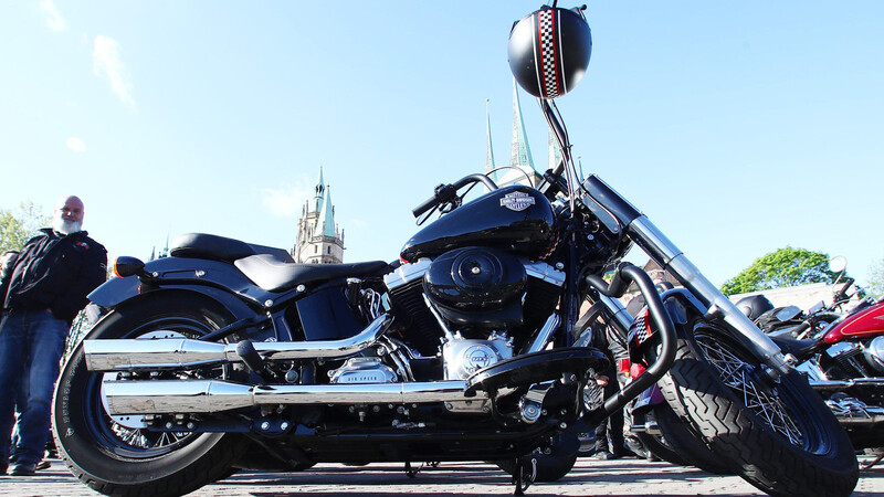 Eine Harley Davidson steht auf dem Domplatz in Erfurt. (Symbolbild)