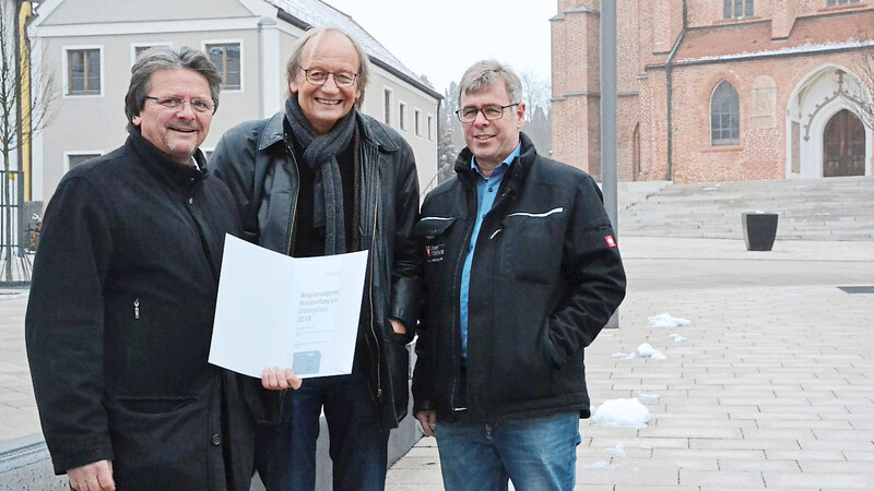 Bürgermeister Helmut Haider, Architekt Karl Sperk und der der Leiter des städtischen Bauamts, Gerhard Binner, mit dem Architekturpreis.