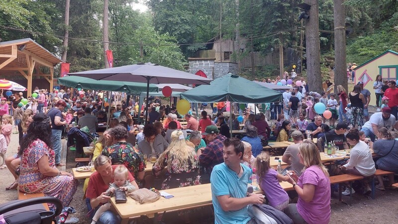 Spielstationen, Hüpfburg, Kutschenfahrt, Parkour und Preise: Das Kinderfest der Waldbühne ist gelungen - und lockt große und kleine Besucher an.
