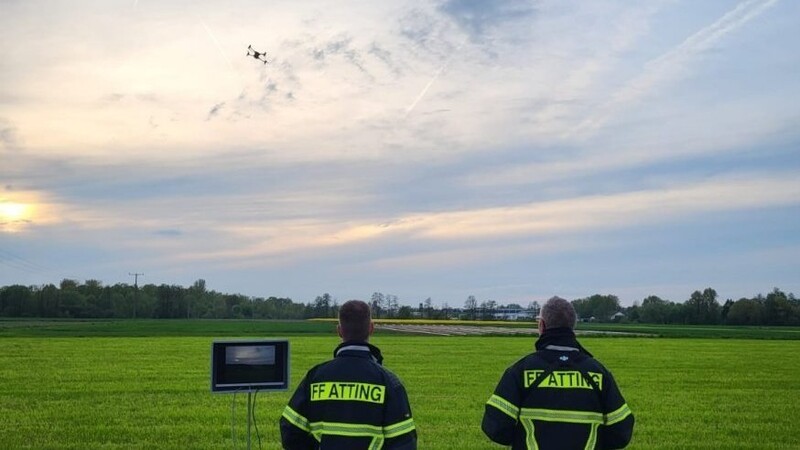 Die Bilder, die die Drohne von der Luft aus macht, werden live auf einen Bildschirm übertragen. Der Einsatzleiter kann bei einem Brand oder bei einer Personensuche also sofort sehen, wie die Lage aussieht.